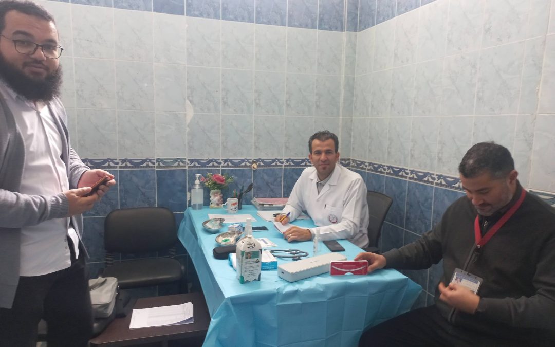 قام فريق طبي من كلية الطب البشري بالجامعة بزيارة ميدانية إلى مدارس للكشف عن مضاعفات حمل الحقائب المدرسية