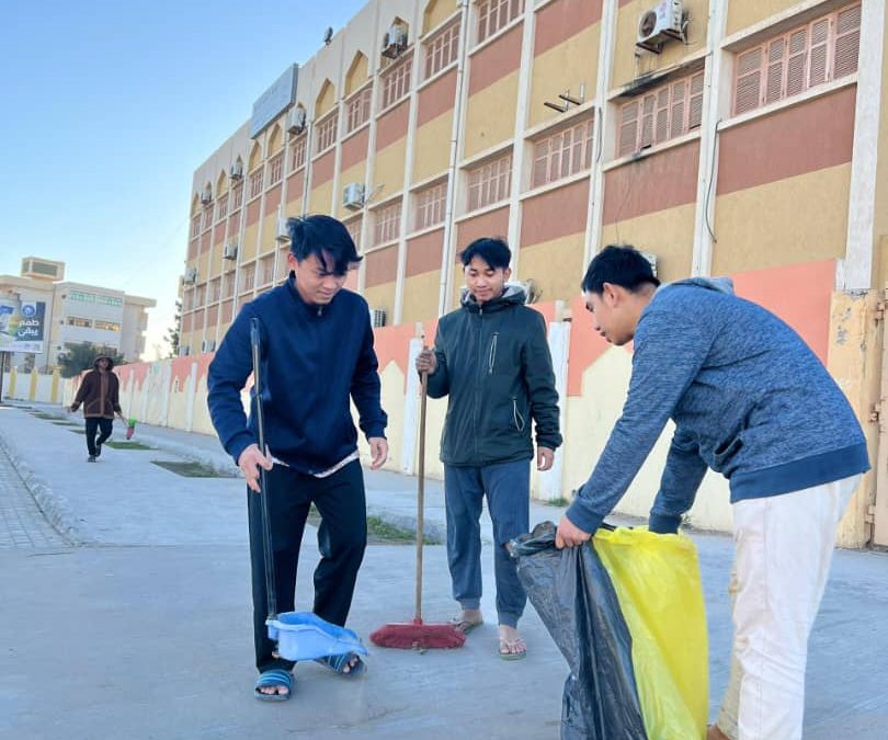 حملة تطوعيةمن الطلبة الوافدين لتنظيف الساحات الداخلية والخارجية للجامعة