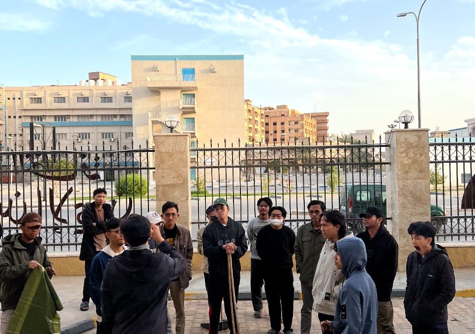 الطلبة الوافدون يشاركون في حملة نظافة للحرم الجامعي