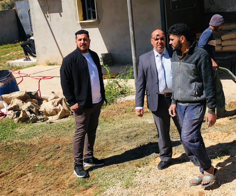 تم رصف المنطقة أمام مظلة طلاب كلية الاقتصاد بمسلاتة في 30 مارس 2026، بالتزامن مع استمرار الأعمال الإنشائية بالكلية.