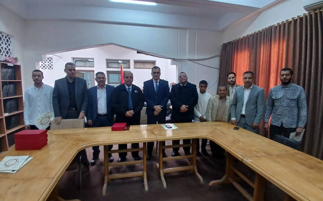 تكريم الطلبة المشاركين في المؤتمر العلمي الثالث لطلاب المرحلة الجامعية والدراسات العليا بالجامعة الأسمرية الإسلامية .