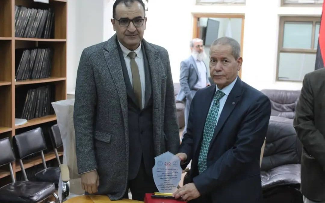 تنظّم حوارية علمية حول أزمة الدينار الليبي