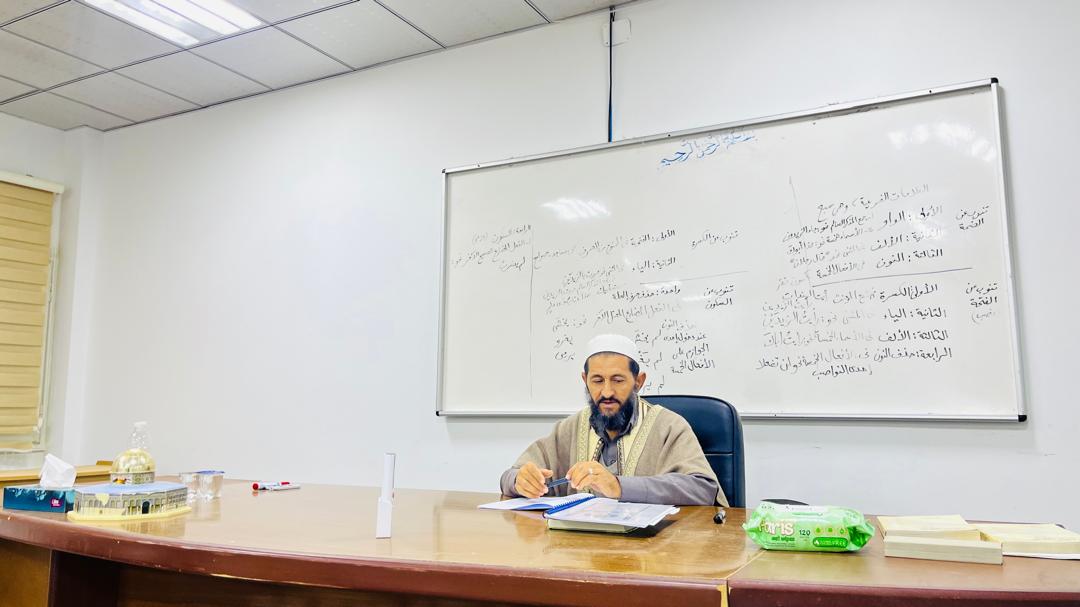 جانب من فعاليات الدورة العلمية في أساسيات علم النحو العربي الدرس الثالث