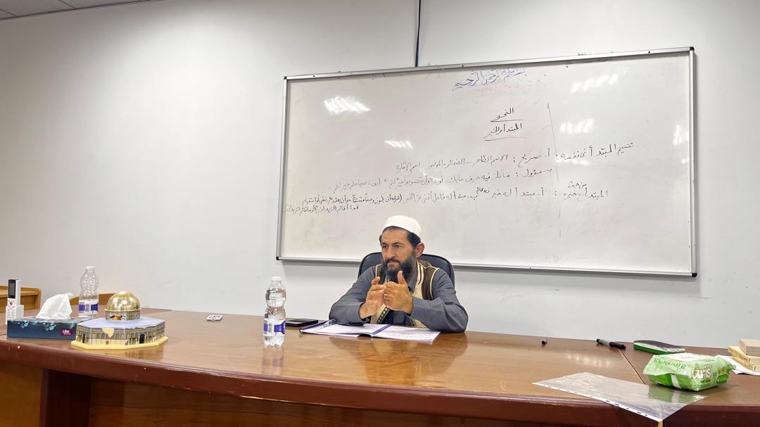 جانب من فعاليات الدورة العلمية أساسات النحو العربي الدرس السادس