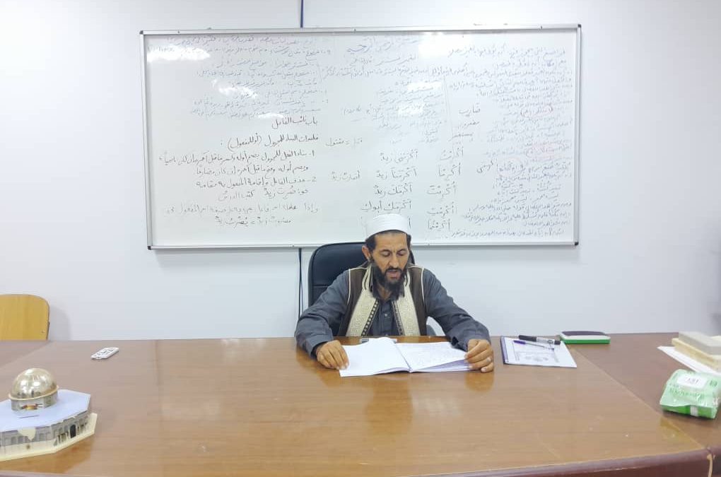 جانب من فعاليات الدورة العلمية أساسيات النحو العربي الدرس الخامس
